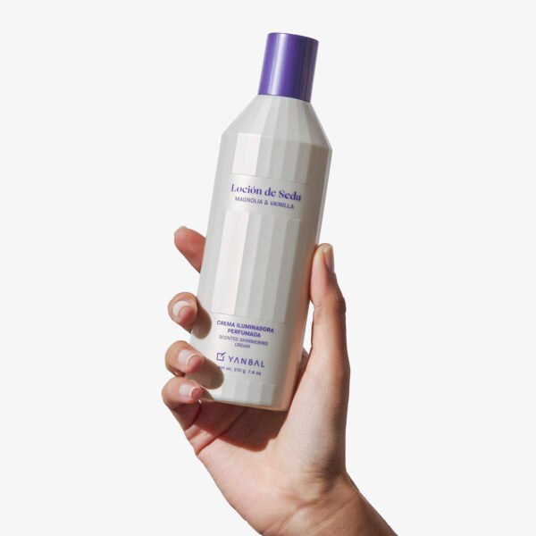 20013186-02 Loción iluminadora perfumada de Seda Magnolia y Vainilla, 210g